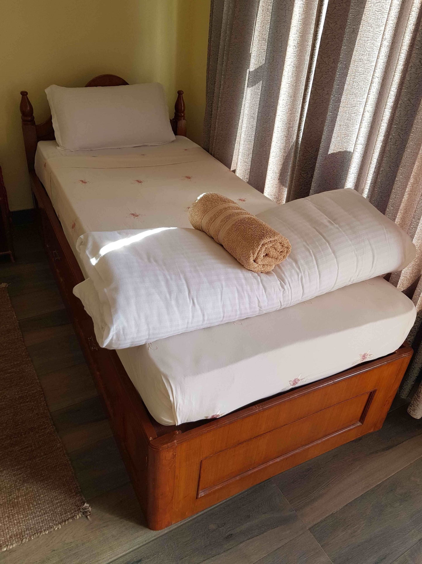 Phewa Room 2 (Standard Twin Room with Phewa Lake View) - Hidden Paradise Guest House & Retreat