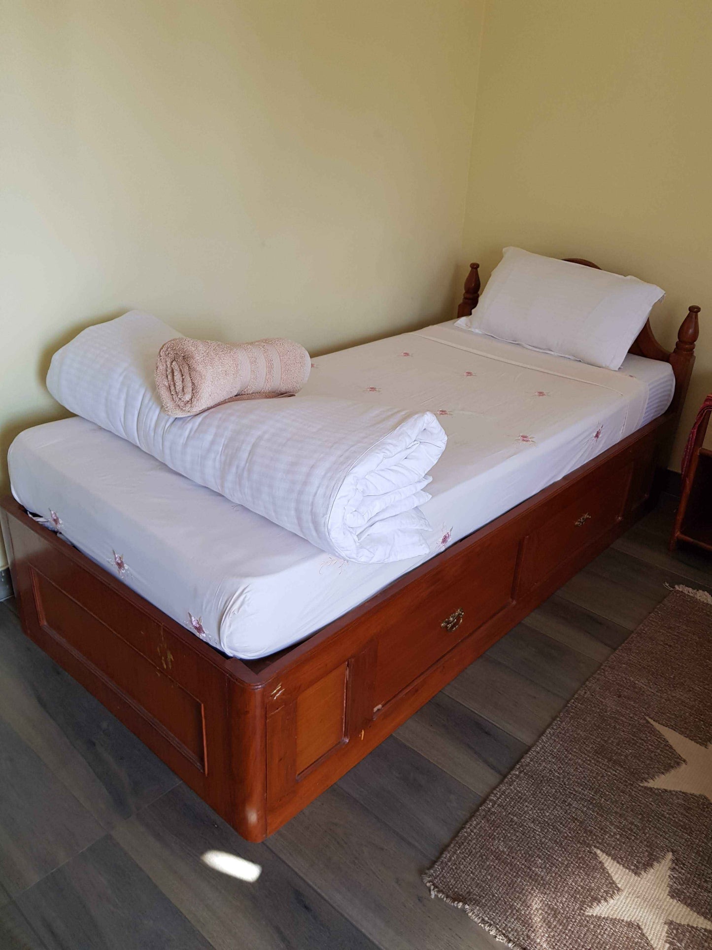 Phewa Room 2 (Standard Twin Room with Phewa Lake View) - Hidden Paradise Guest House & Retreat