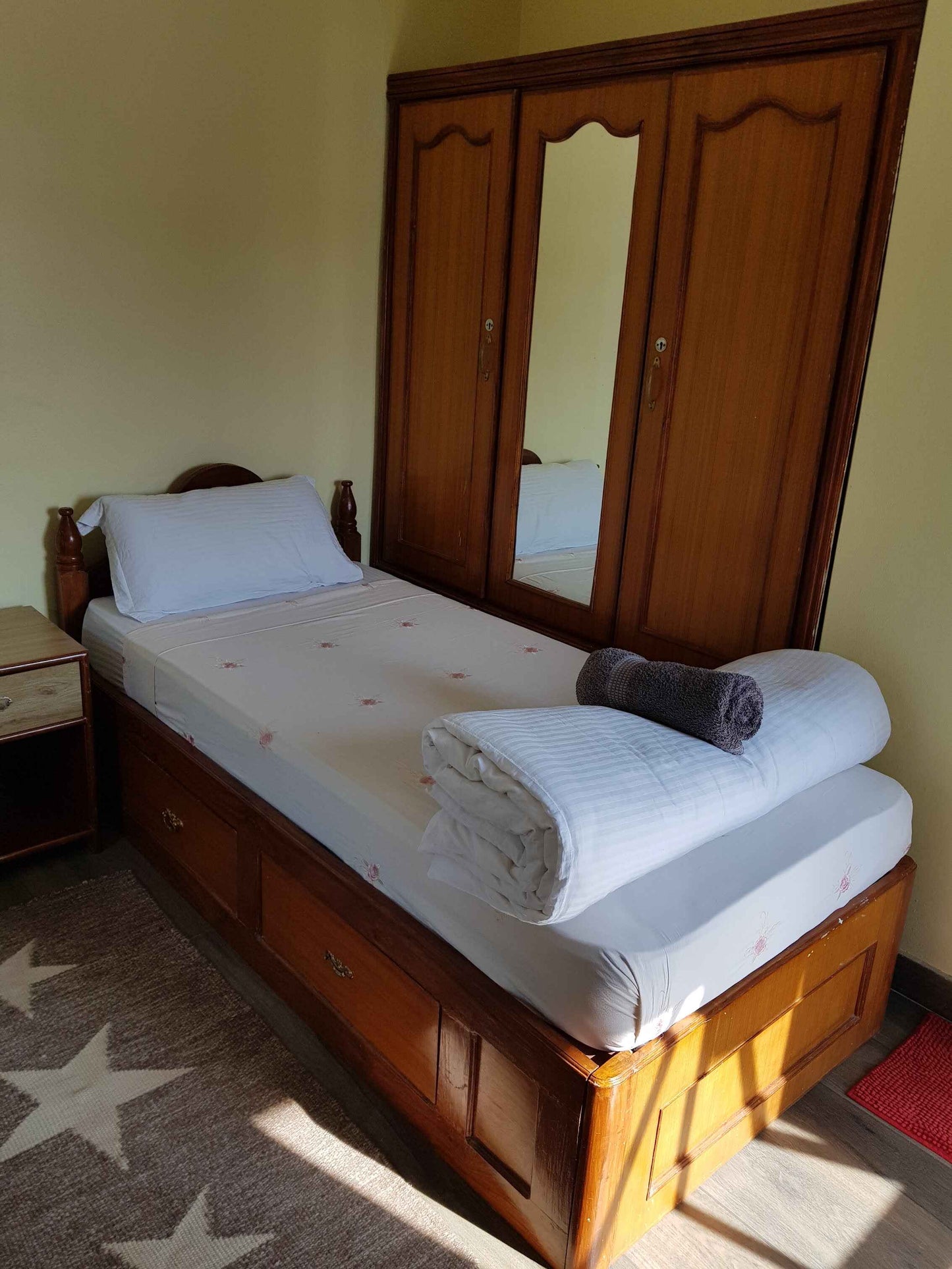 Phewa Room 1 (Standard Twin Room with Phewa Lake View) - Hidden Paradise Guest House & Retreat